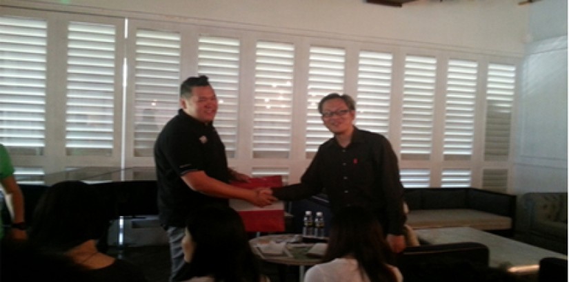 TOKEN OF APPRECIATION: Mr. Quah presenting the token of appreciation to Mr. Benjamin Yong (left), owner of the BIG group