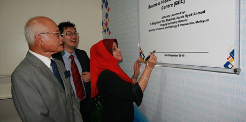 Science, Technology & Innovation Deputy Secretary General Dato' Dr Sharifah Zarah Syed Ahmad is signing the plaque to launch UCSI University Business Ideation & Innovation Centre (BIIC)