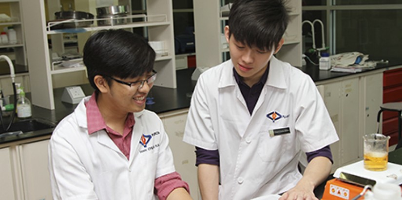  Hian Chuan Kai (left) and Tan Chern Meng from Perdana University – the collaborative partner for the Royal College of Surgeons in Ireland – enjoying the facilities in UCSI laboratory.