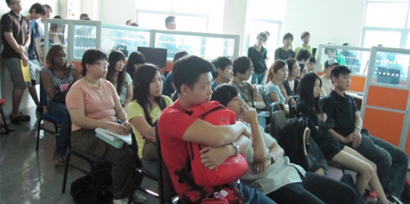 Students listen during the BizPlan’s fourth workshop on elevator pitching