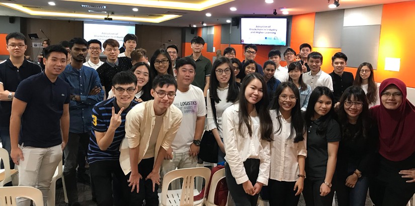 Group photo at the end of the Forum.