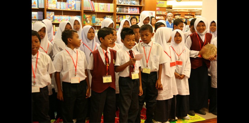 The orang asli children from Sekolah Kebangsaan Kampung Kenang, Sungai Siput (U), Perak presenting a song to the audience
