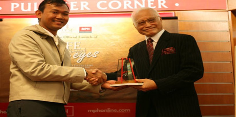  Muhamad Hafiz bin Ismail receiving a token of appreciation from UCSI University’s Chancellor, Yang Berbahagia Tan Sri Datuk Seri Panglima Dr. Abdul Rahman Arshad