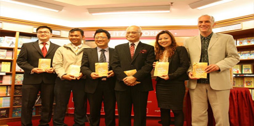  Muhamad Hafiz bin Ismail together with the Chancellor of UCSI University, the University’s Management Team and the General Manager of MPH Publishing Group