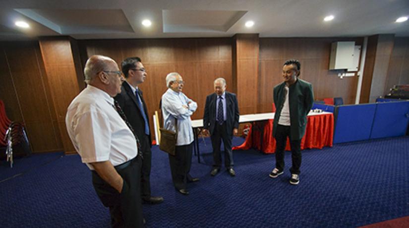  WHEN GREAT MINDS MEET: From left: Prof Dr Hikmat Said A.AL Salim, Professor at the Faculty of Engineering, Technology and Built Environment (FETBE); Dr Tan Teng Hwang, the Advisor of the UCSI-MINDS student chapter; UCSI’s Vice-Chancellor and President, S