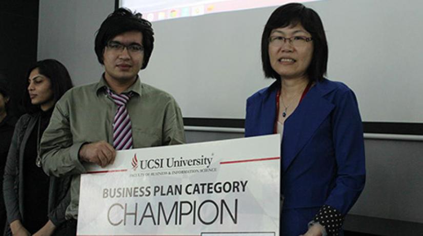  CHAMPION (From left): UCSI student Peter William Peverill receiving a mock cheque on behalf of team Explorer from FoBIS Head of Department (Management Studies) Dr Chaw Lee Yen after the UCSI University Business Plan Competition.