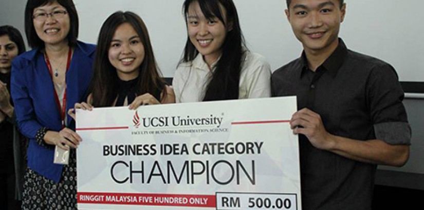  CHAMPION (From right): UCSI students William Young, Ng Mun Yee and Christine Kuan, members of the team Discoverme, receiving a mock cheque from FoBIS Head of Department (Management Studies) Dr Chaw Lee Yen after the UCSI University Business Plan Competit