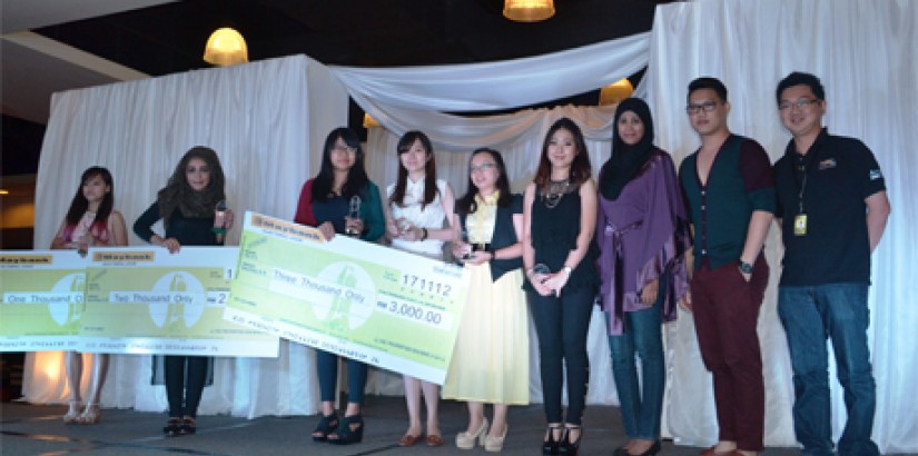  BRIGHT TALENTS (From left): Fashion students Kong Ai Yee, Worood Abdul Karim and Kang Chee Vie posing for the camera with UCSI University’s head of DIAND’s Fashion Design department Nur Mashita Bt. Kamalun Ariffin (third from right) and fashion designer 