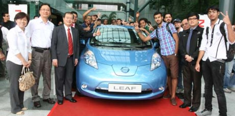  GROUP PORTRAIT: UCSI deputy vice-chancellor (Academic Affairs and Research) Prof. Emeritus Dr. Lim Koon Ong (third from left), UCSI FETBE dean Ir. Assoc. Prof. Dr. Jimmy Mok (fifth from left) and other Edaran Tan Chong Motor personnel posing for the came