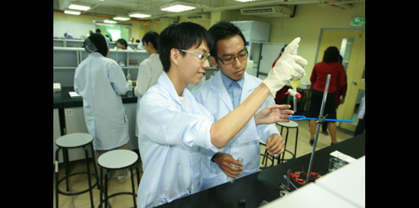  Team 7 ; Abdul Rahman bn. Ahmad Ridzuan and Ling Chen Jiet, attempting the second half of the workshop