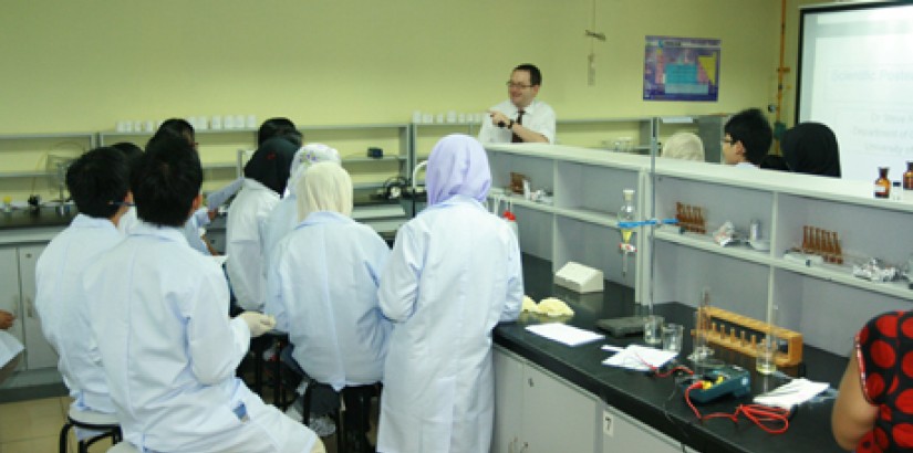  Dr Steve Roser, a faculty member of the Chemistry Dept. at University of Bath, explaining to the students about the poster presentation for the International Science Competition 2011