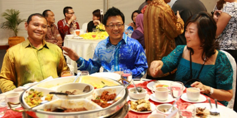 En. Abdul Wahab, Dato’ Peter and Ms. Helen Ho, vice president of West Synergy, enjoying dinner at the VVIP table. En. Abdul Wahab, Dato’ Peter and Ms. Helen Ho, vice president of West Synergy, enjoying dinner at the VVIP table.