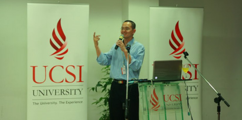 Faculty of Economics and Policy Science Lecturer Dr. Ong Kian Ming discusses politics during an editor’s briefing.