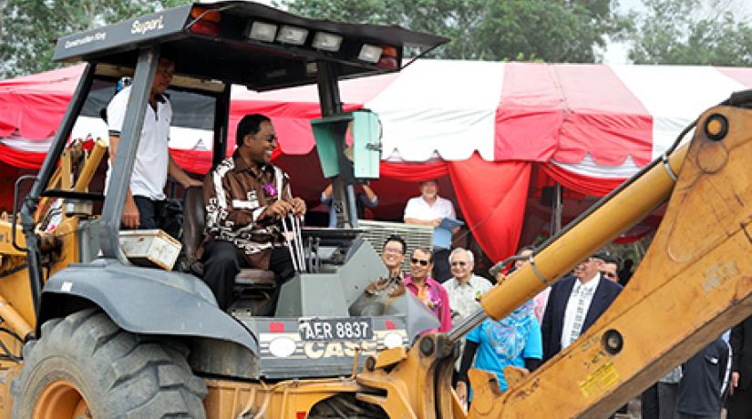  BREAKING GROUND: As the guest-of-honour, Dato’ Dr Zambry led the groundbreaking ceremony for UCSI Education Group’s new campuses in EduCity Seri Iskandar, Perak.