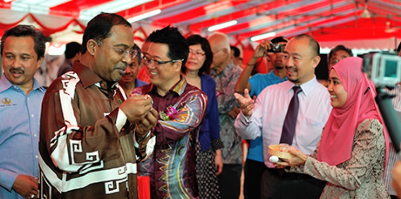  HOSPITALITY AND TOURISM: Dato’ Dr Zambry touring the faculty booths and trying out the food prepared by the Faculty of Hospitality & Tourism Management.