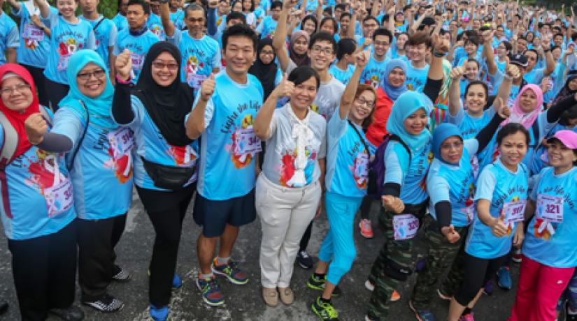 Associate Professor Dr Yeong Siew Wei (fifth from left), UCSI University’s Deputy Vice-Chancellor of Student Affairs and Alumni, poses with the runners at the starting line. With her in the front row are 10 cancer survivors including Norhasnah Hashim (sec