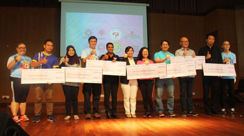 Light the Life raised a total of RM34,000 in cash that were disbursed to eight non-profit organisations. From left: Liew Cheu Teng, Student Affairs and Alumni Executive at UCSI University; Muhamamad Zunnurin Zohr, Project Executive at National Cancer Coun
