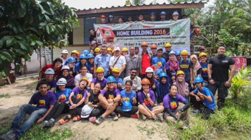  (Second row, fifth from right) Deputy Minister of Education Yang Berhormat Dato' P. Kamalanathan surrounded by students and staff volunteers of UCSI University.