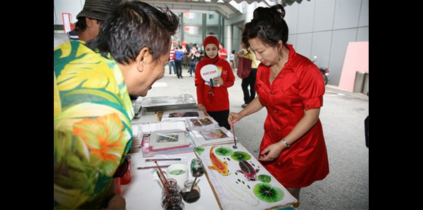  Datin Lily tries her hand at some batik painting. The Carnival features a Terengganu zone to allow members of the public to sample some of Terengganu’s arts and culture.