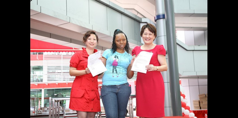  UCSI University student Dorah Matlou takes home the Grand Prize of a return trip to Sydney, Australia. Datin Lily Ng (left) and Ms Margaret Soo, Vice President of UCSI Group's Corporate Affairs were there to present the ticket.
