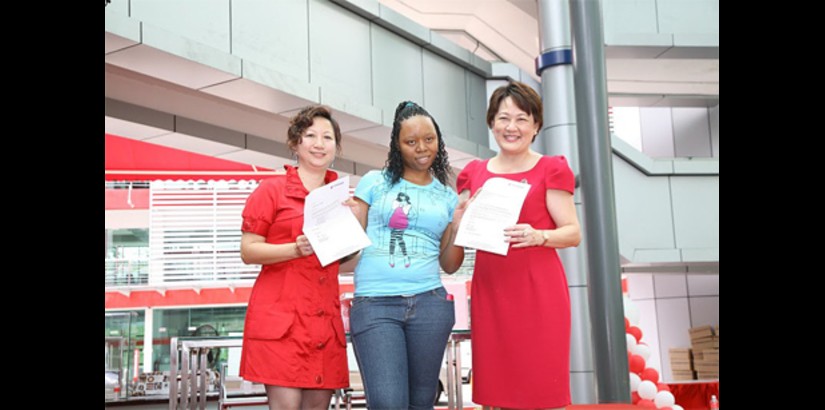  UCSI University student Dorah Matlou takes home the Grand Prize of a return trip to Sydney, Australia. Datin Lily Ng (left) and Ms Margaret Soo, Vice President of UCSI Group's Corporate Affairs were there to present the ticket.