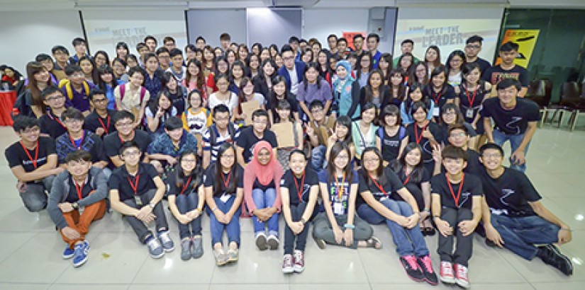  GROUP PORTRAIT: Chatime Malaysia CEO Bryan Loo posing for a group shot with UCSI scholars and UCSI University Trust head Shannen Choi (on Bryan’s left) during the ‘Meet the Leaders’ session at UCSI University.