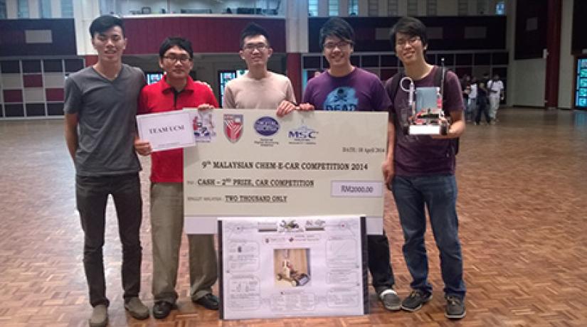  WINNING SMILES (From left): UCSI student Soh Wei Ming posing for a group shot with UCSI lecturer Engr Mohd Fauzi bin Zanil and team members Tan Kuan Leong, Ho Lup Fai and Chong Jeunn Hao after bagging first runner-up and RM2,000 at the 9th Malaysia Chem-