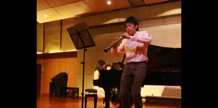  Oboist Yong How Keen performs Robert Schumann’s “Romanzen, Op. 94, No. 1 and No. 3” with pianist Emmy Yanto during UCSI University School of Music’s Chopin-Schumann Celebration Concert.