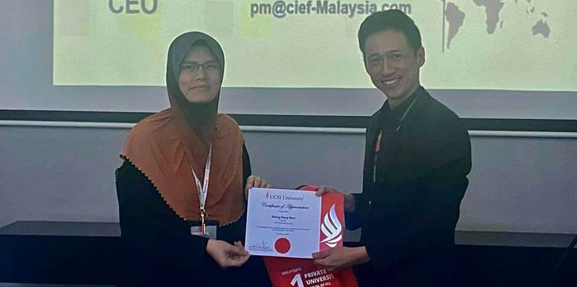 Token of appreciation awarded to PM Wong by Assistant Professor Dr Siti Norida Wahab.