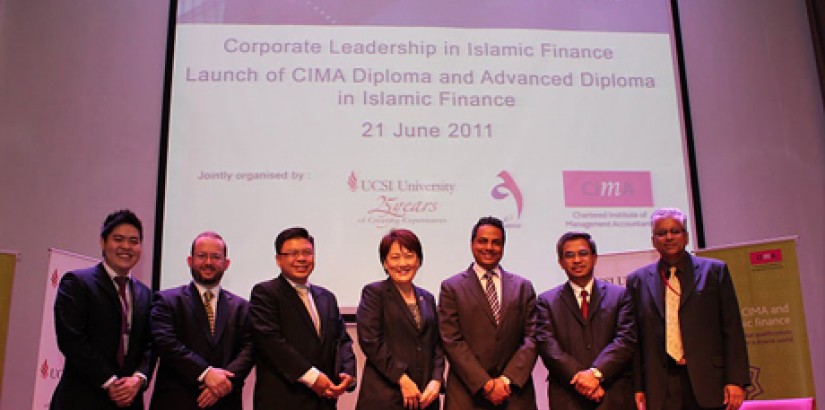 The Organising team and panelist after the launching of CIMA Diploma and Advanced Diploma in Islamic Finance. From (L-R): Mr Lim Fang Ching, Programme Leader for Accounting & Finance of UCSI University​’s Faculty of Management and IT, Mr. Adam Abdullah, L