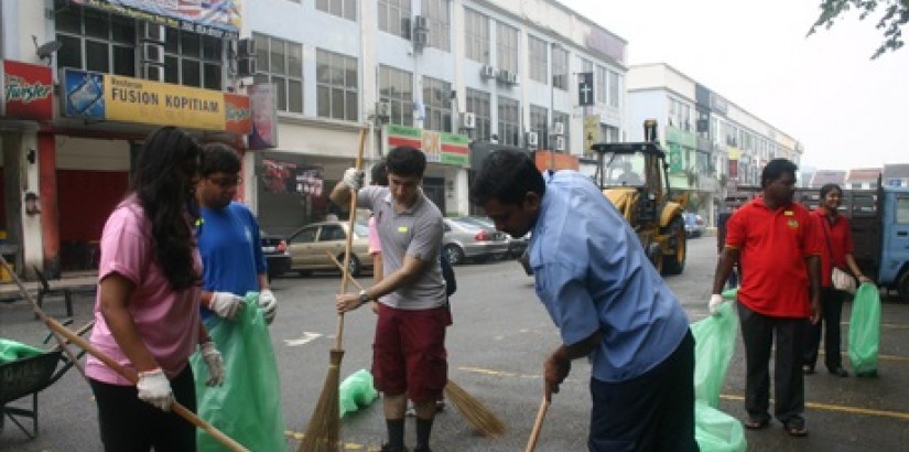 UCSI University staff and students working hand-in-hand to beautify the Taman Connaught area.