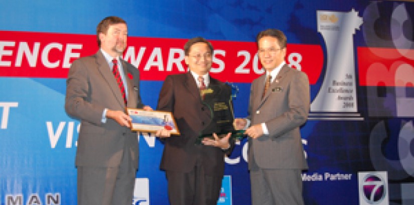 Deputy Vice Chancellor, Associate Professor Chin Peng Kit, receiving the award from YB Datuk Liew Vui Keong, Deputy Minister for International Trade & Industry (R) & H.E. David B. Collins, Canadian High Commisioner to Malaysia (L)