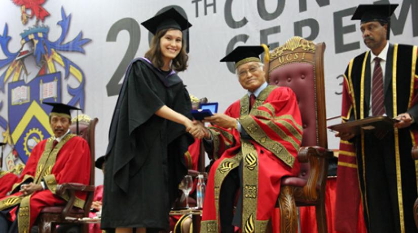 Happy receiving the Chancellor’s Gold Medal Award from Tan Sri Datuk Seri Panglima Dr Abdul Rahman Arshad. Happy receiving the Chancellor’s Gold Medal Award from Tan Sri Datuk Seri Panglima Dr Abdul Rahman Arshad.