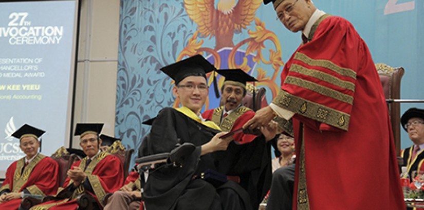  Tiew Kee Yee (left) – a student with Type 2 spinal muscular atrophy – receiving the inaugural Chancellor’s Gold Medal Award from UCSI University Chancellor Tan Sri Datuk Seri Panglima Dr Abdul Rahman Arshad (right) at UCSI’s 27th Convocation Ceremony.