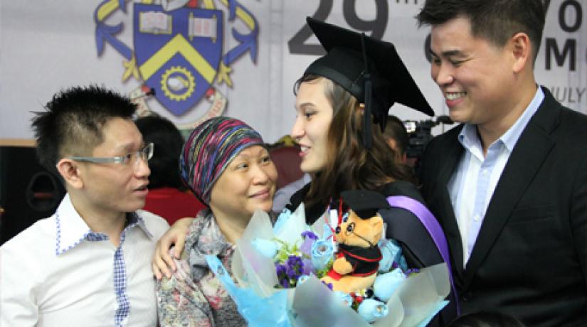 Happy sharing a moment with her brother Hong Kar Lam (left), mother Yeoh Lee Kiang (second from left) and boyfriend Steven Neo (right).