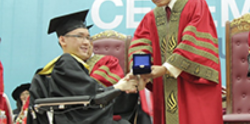  Tiew Kee Yee (left) – a student with Type 2 spinal muscular atrophy – receiving the inaugural Chancellor’s Gold Medal Award from UCSI University Chancellor Tan Sri Datuk Seri Panglima Dr Abdul Rahman Arshad (right) at UCSI’s 27th Convocation Ceremony.