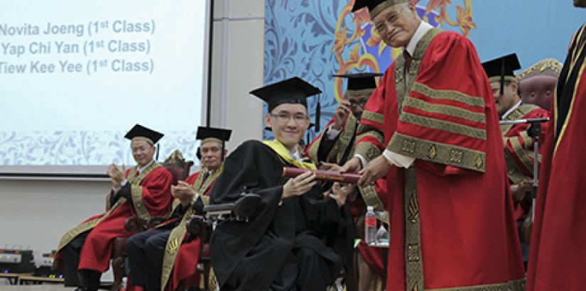  Tiew Kee Yee (left) – a student with Type 2 spinal muscular atrophy – receiving his graduation scroll from UCSI University Chancellor Tan Sri Datuk Seri Panglima Dr Abdul Rahman Arshad (right) at UCSI’s 27th Convocation Ceremony.