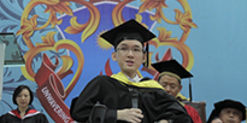  Tiew Kee Yee – the recipient of the Chancellor’s Gold Medal Award – inspiring his fellow graduates with his speech.