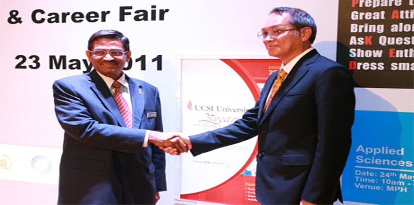  Malaysian Minister of Human Resources Datuk Dr S. Subramania​m hands over a token of appreciati​on to one of the 48 companies that is taking part in the University's 4th Annual Career Fair.