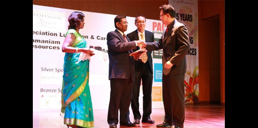  Malaysian Minister of Human Resources Datuk Dr S. Subramania​m hands over a token of appreciati​on to one of the 48 companies that is taking part in the University's 4th Annual Career Fair.