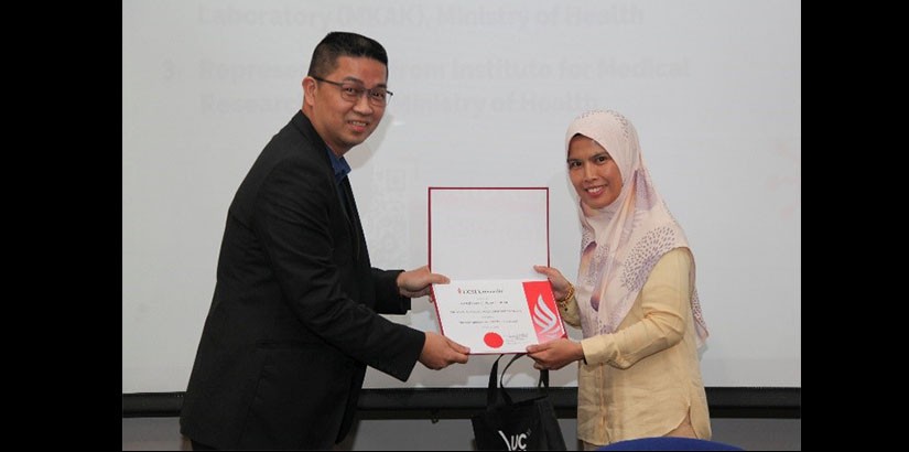 Professor Dr. Hoh presented a Certificate of Appreciation to Dr. Wan Noraini Wan Mohamed Noor