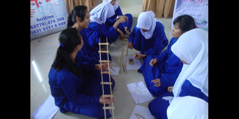  TEAM SPIRIT: A team from SMAN3 Batam in the midst of ‘constructing’ their model bridge during the ‘Creative Bridge Challenge Workshop’.