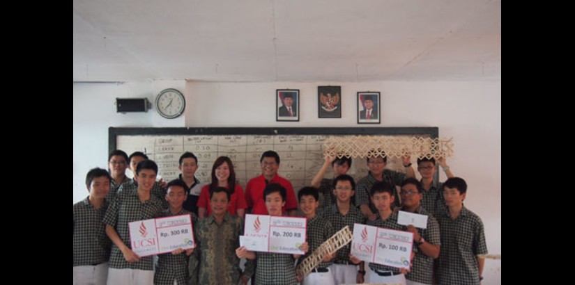  WINNERS: UCSI University Indonesia Office Manager Regina Andhiwinata (back row, fourth from left) and FETBE Head of Department (Civil Engineering) Ir Assistant Professor Ahmad Bin Tamby Kadir (back row, fifth from left) posing with some of the winning te