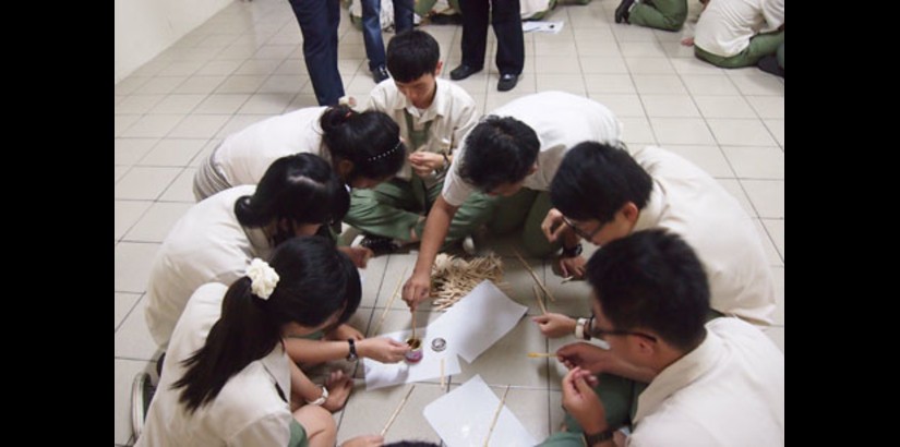  TEAM SPIRIT: A team from SMA Mondial in the midst of ‘constructing’ their model bridge during the ‘Creative Bridge Challenge Workshop’.