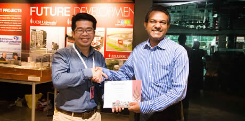 Assistant Professor Dr Tan Chun Wei (left), Head of UCSI's School of IT, presents Dr Suresh with a token of appreciation.