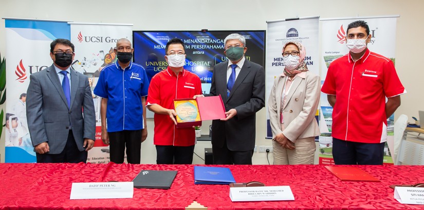 Dato' Peter Ng, UCSI Group, Founder and Executive Chairman, presented the momento to Professor Dato’ Dr Mohamed Ridza bin Wahiddin, Vice-Chancellor