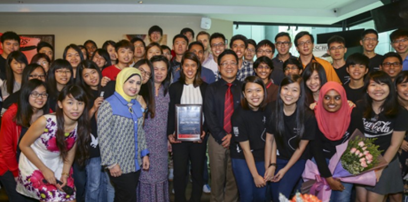  Datuk Nicol David (holding award), Dato’ Peter Ng (in red tie) – UCSI Group founder and chairman and Shannen Choi (in baju kurung)– head of UCSI University trust, with the exco member UCSI Scholars’ Club, which organised a series of leadership lectures f