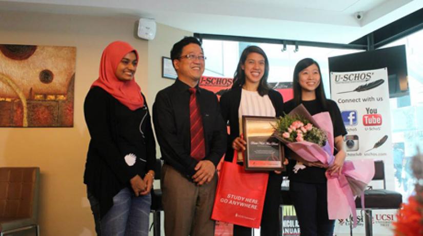  (right) Datuk Nicol David receiving the Top 10 Most Inspiring Leaders and Personalities Award from Dato’ Peter Ng, UCSI Group founder and chairman. On the left is Suzanne Ling, UCSI Scholars’ Club president.