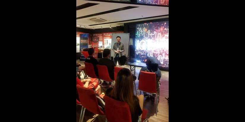 Christopher Choong giving a brief introduction of DELL to students. 