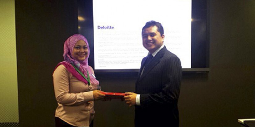  Ms Nazliwati representing UCSI University and MaSA presented a token of appreciation to Mr Nizar and Deloitte’s Human Resources department in appreciation of their hospitality to the visiting students.